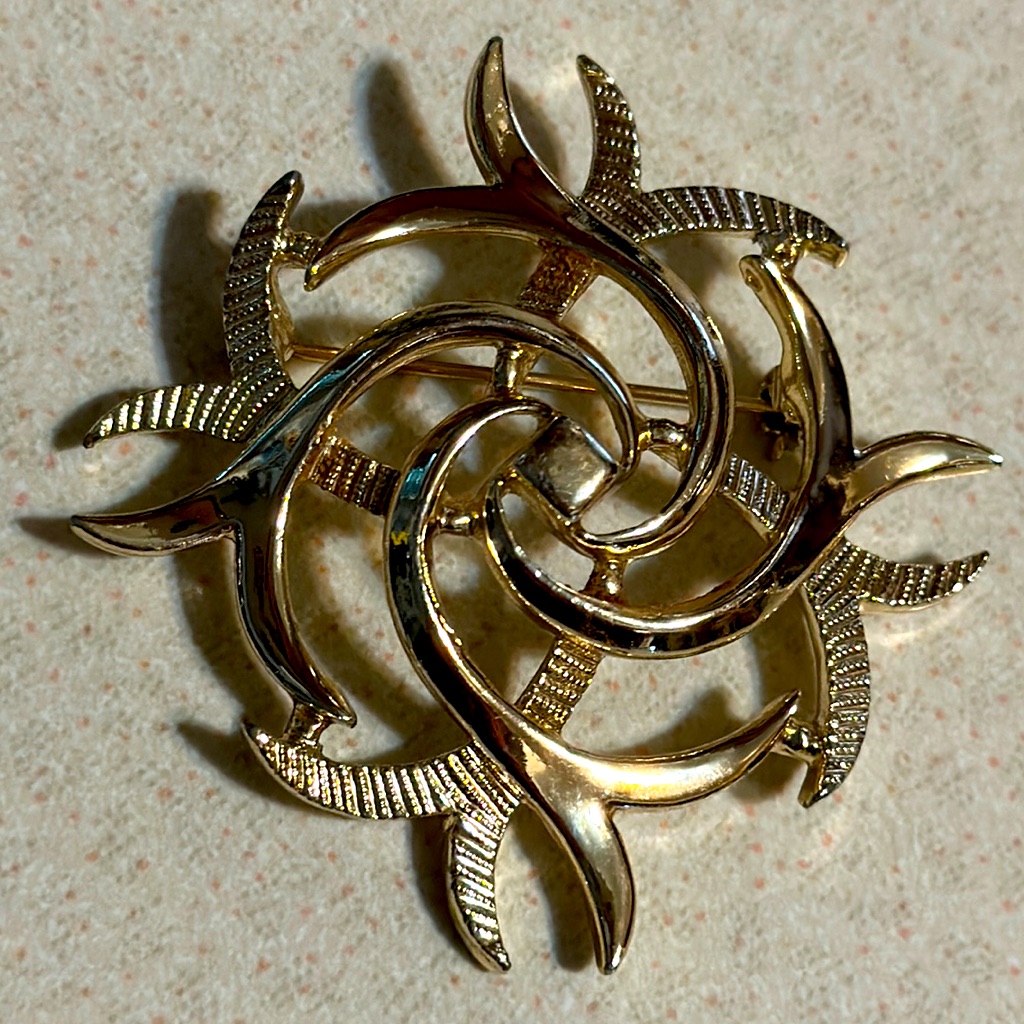 Vintage Sarah Coventry Gold Tone Broach 493